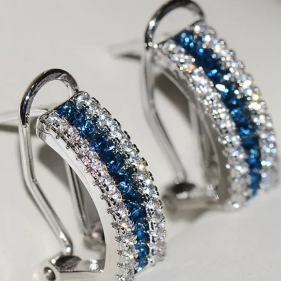 ¥ 18K WHITE GOLD BLUE WHITE DIAMOND OMEGA STUDS - Picture 2 of 4